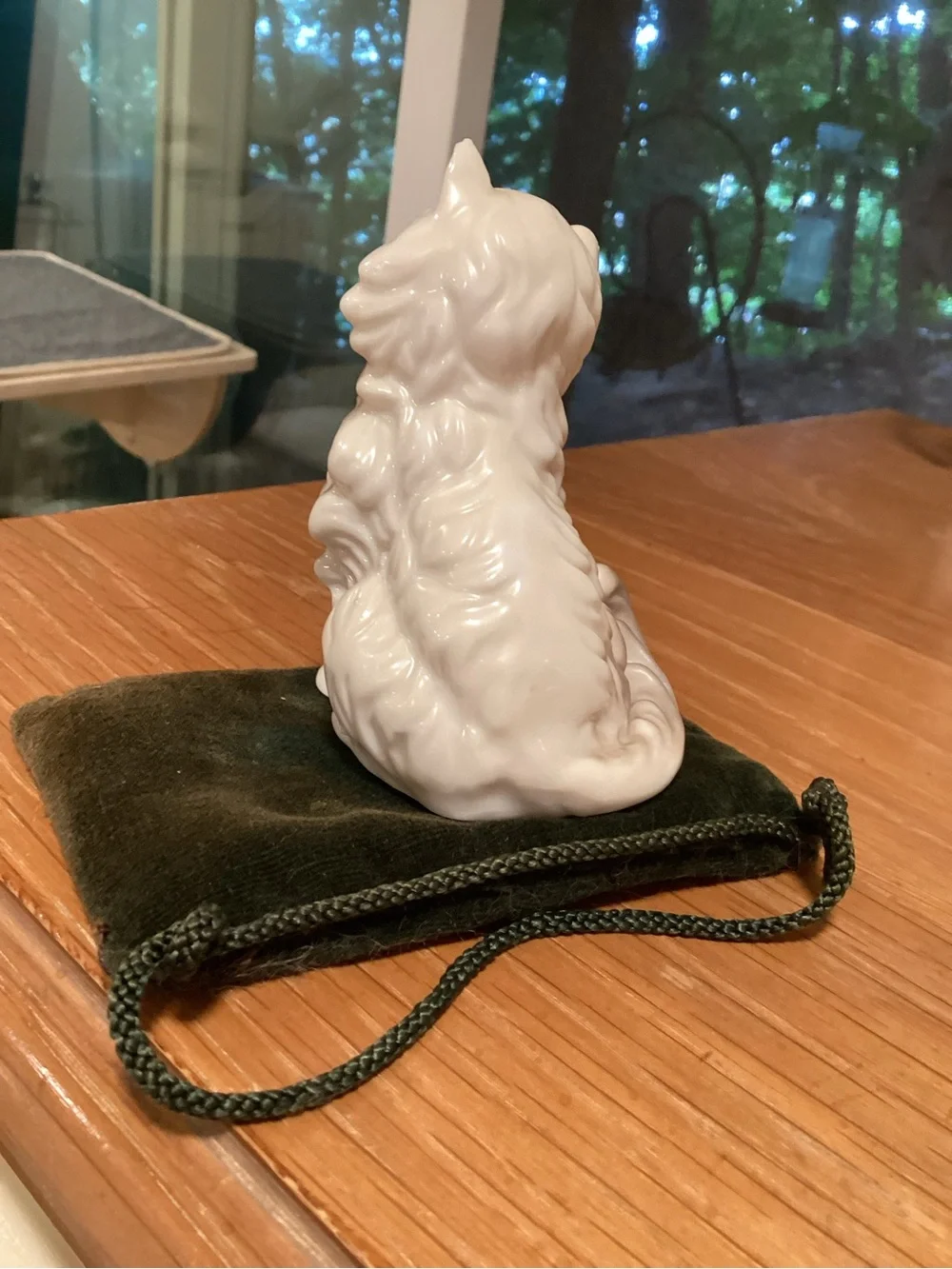 VTG MCM white Cat Figurine 4” on velvet carpet . No Call Outs